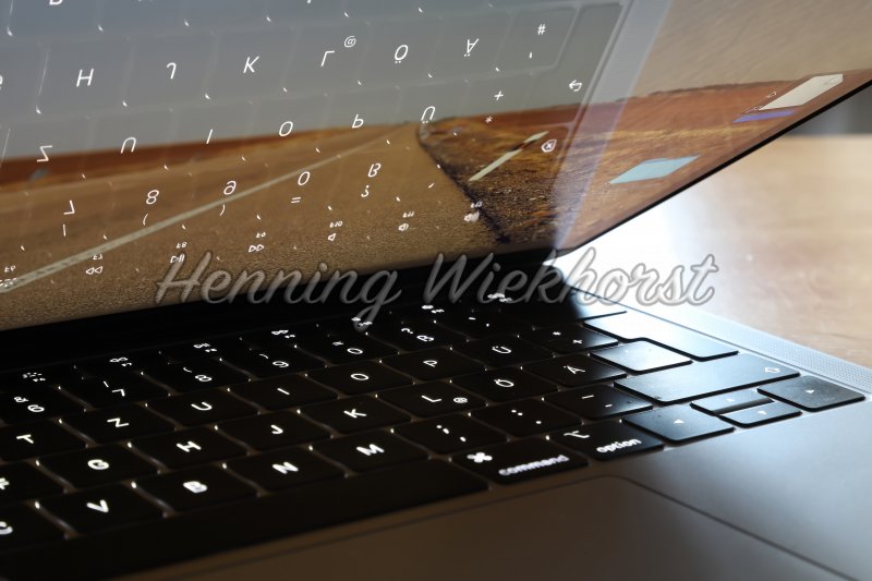 Laptop auf Tisch - Henning Wiekhorst