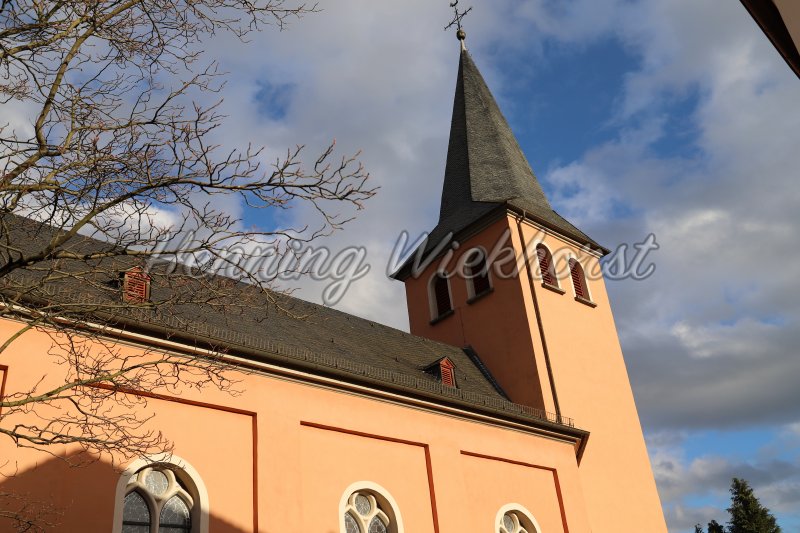 Leuchtende Kirche und Himmel - Henning Wiekhorst