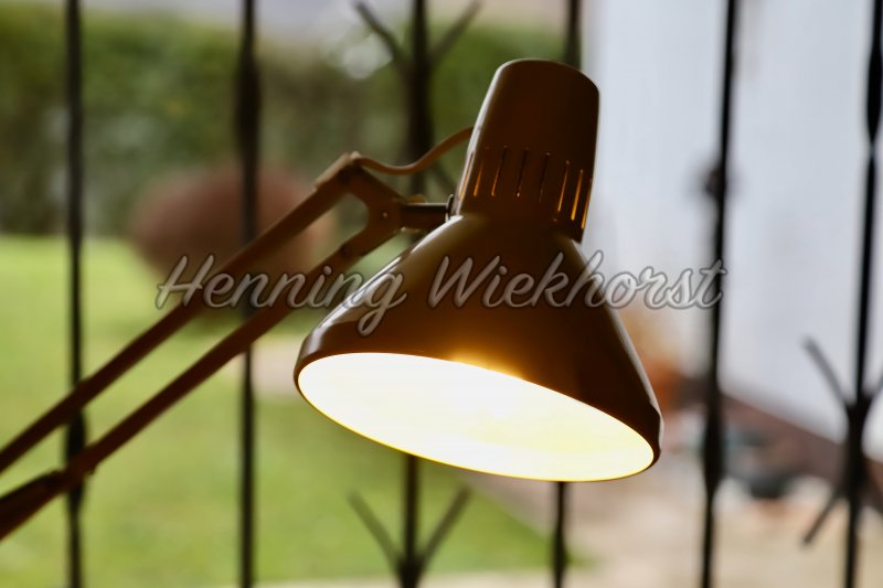 Leuchtende Schreibtischlampe - Henning Wiekhorst