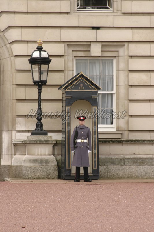 London (11) – Wache des Buckingham Palace - Henning Wiekhorst