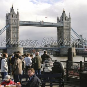 London (43) – Menschen und Tower-Bridge - Henning Wiekhorst