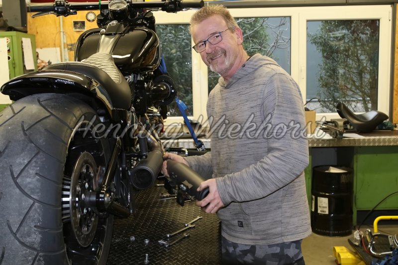 Mechaniker mit Spass an der Arbeit - Henning Wiekhorst
