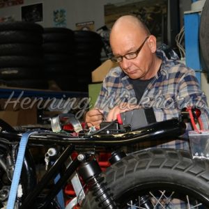 Mechaniker repariert Motorrad - Henning Wiekhorst