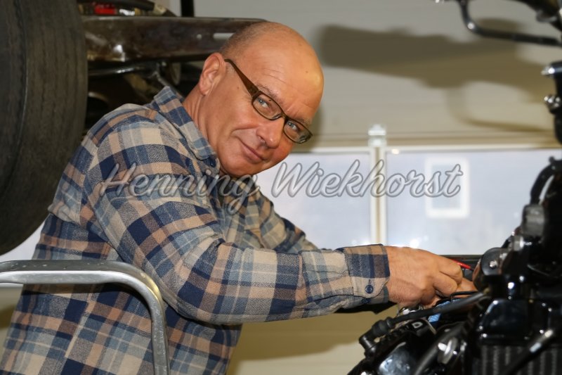 Mechaniker während der Arbeit - Henning Wiekhorst