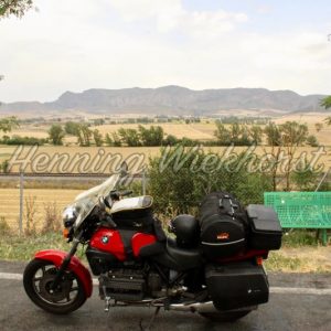 Motorrad und weite Landschaft - Henning Wiekhorst