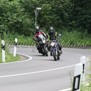 Motorradfahrer in Kurve (1) - Henning Wiekhorst