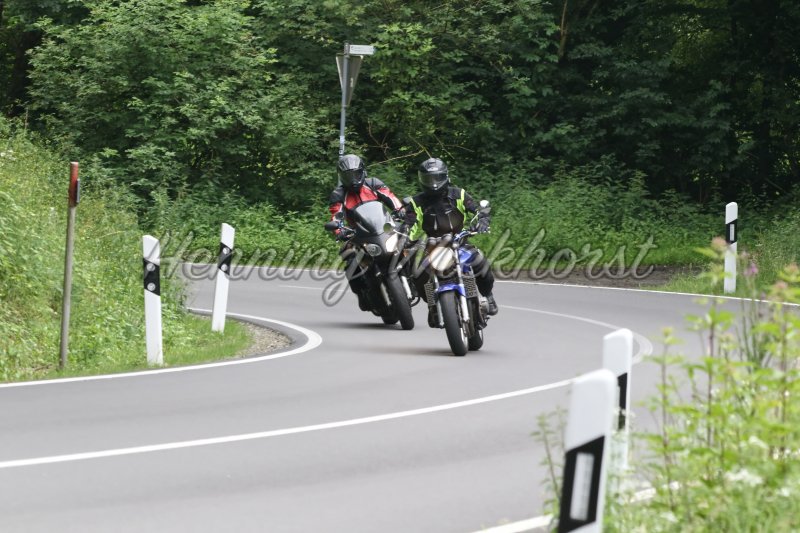 Motorradfahrer in Kurve (1) - Henning Wiekhorst