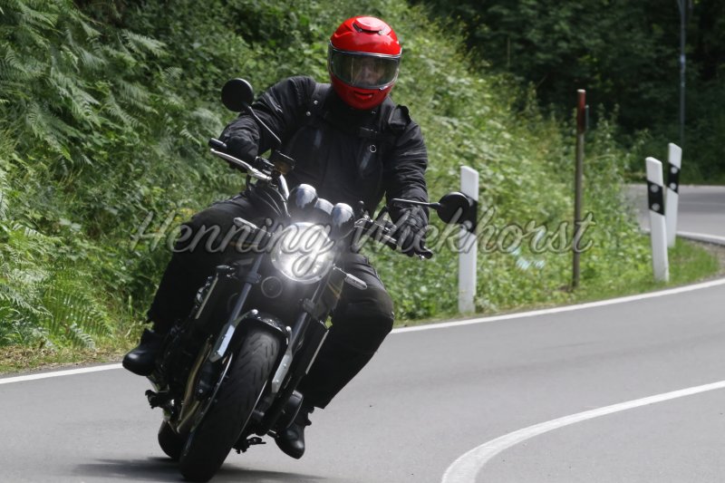 Motorradfahrer in Kurve (14) - Henning Wiekhorst