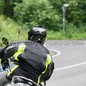 Motorradfahrer in Kurve (2) - Henning Wiekhorst