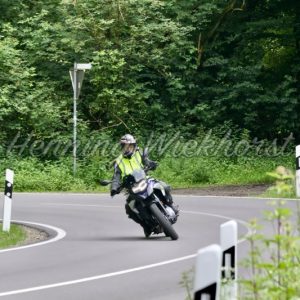 Motorradfahrer in Kurve (3) - Henning Wiekhorst