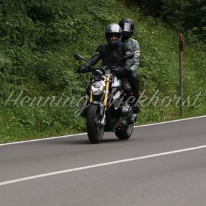Motorradfahrer in Kurve (5) - Henning Wiekhorst
