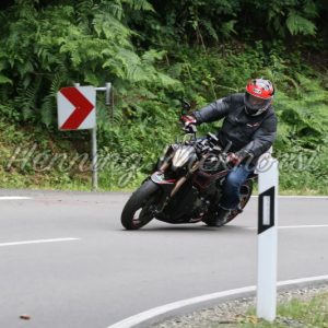 Motorradfahrer in Kurve (9) - Henning Wiekhorst
