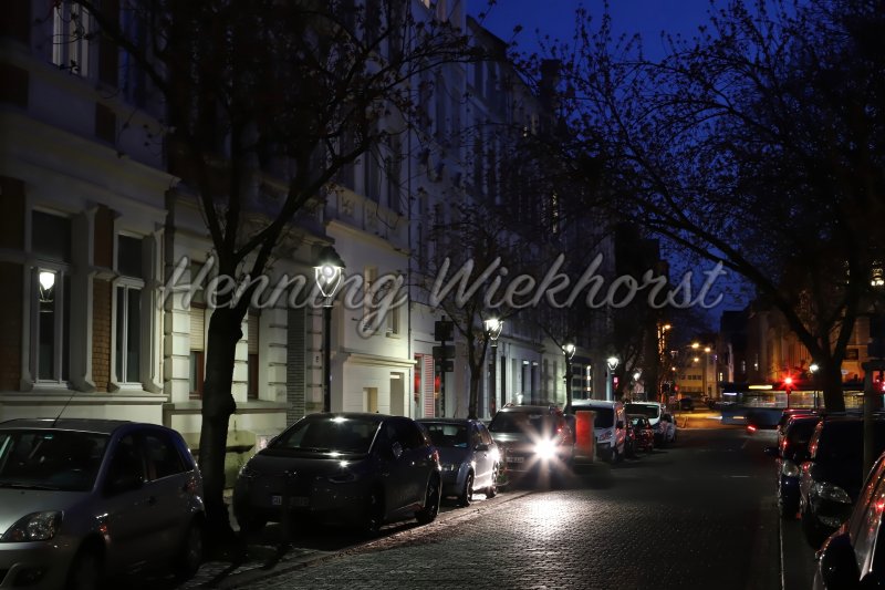 Nächtliche Strasse in Bonn - Henning Wiekhorst