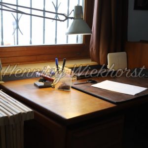 Office-Tisch vor Fenster - Henning Wiekhorst