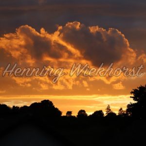 Orangener Sonnenuntergang über Hügeln - Henning Wiekhorst