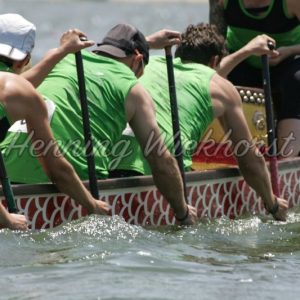 People paddle a dragon boat - Henning Wiekhorst