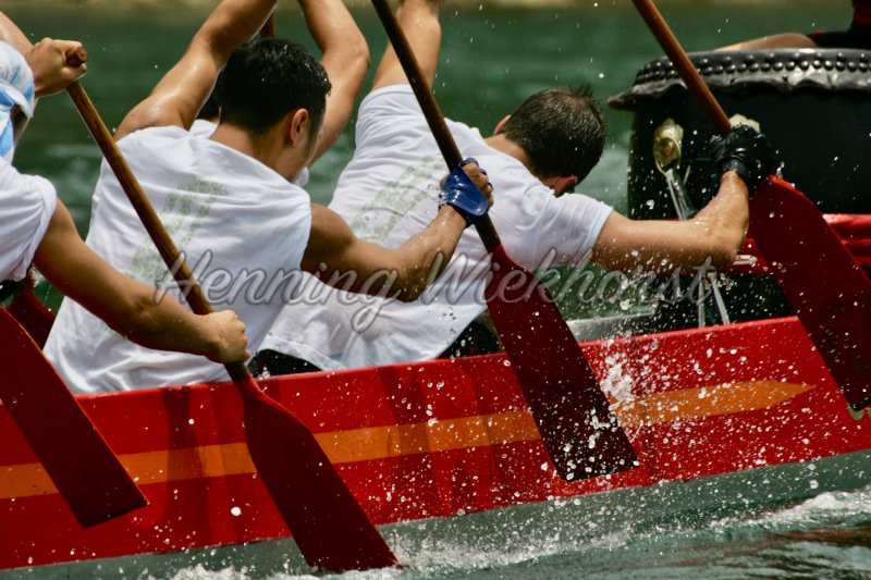 People racing a dragon boat - Henning Wiekhorst