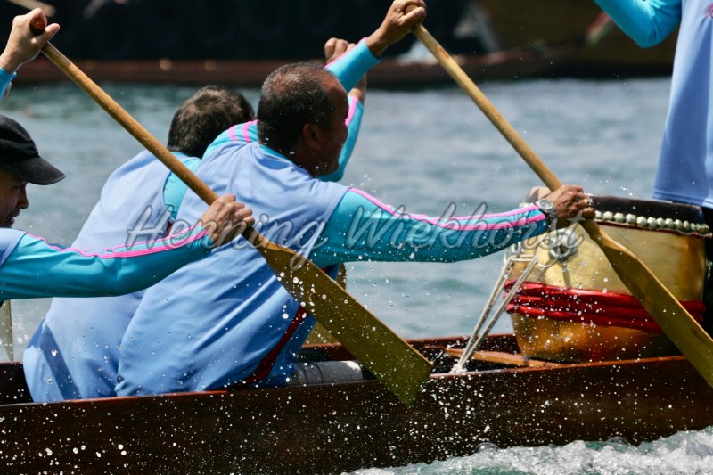 People racing a dragon boat - Henning Wiekhorst