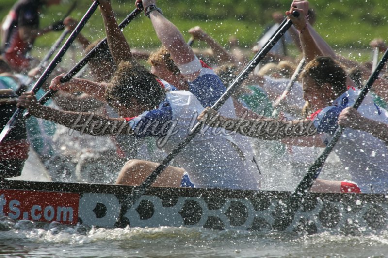People racing the dragon boats - Henning Wiekhorst