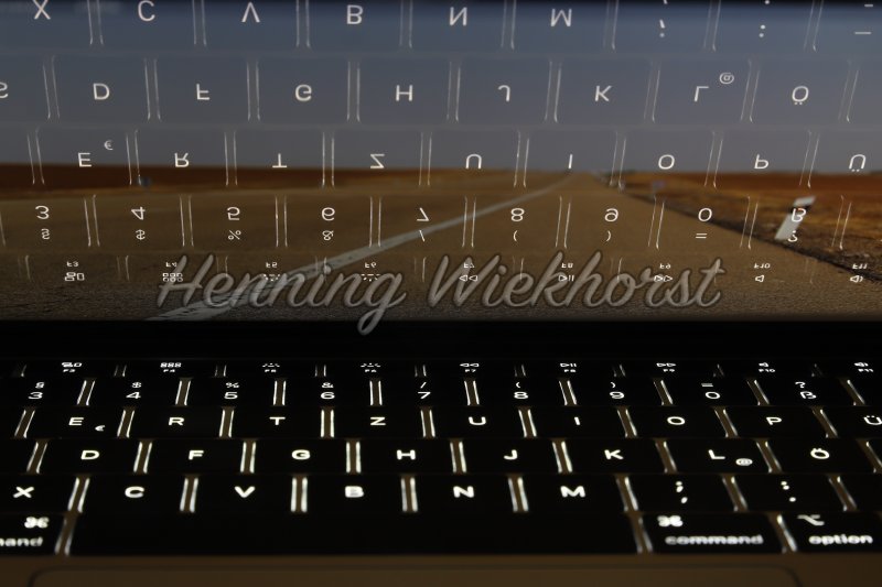 Reflektionen einer Tastatur - Henning Wiekhorst