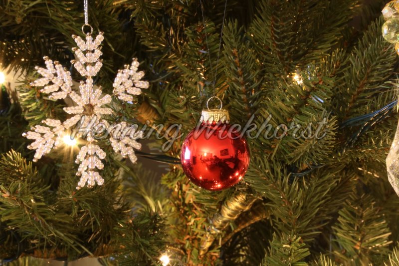 Rote Kugel am Weihnachtsbaum - Henning Wiekhorst