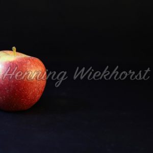 Roter Apfel auf schwarzem Hintergrund - Henning Wiekhorst