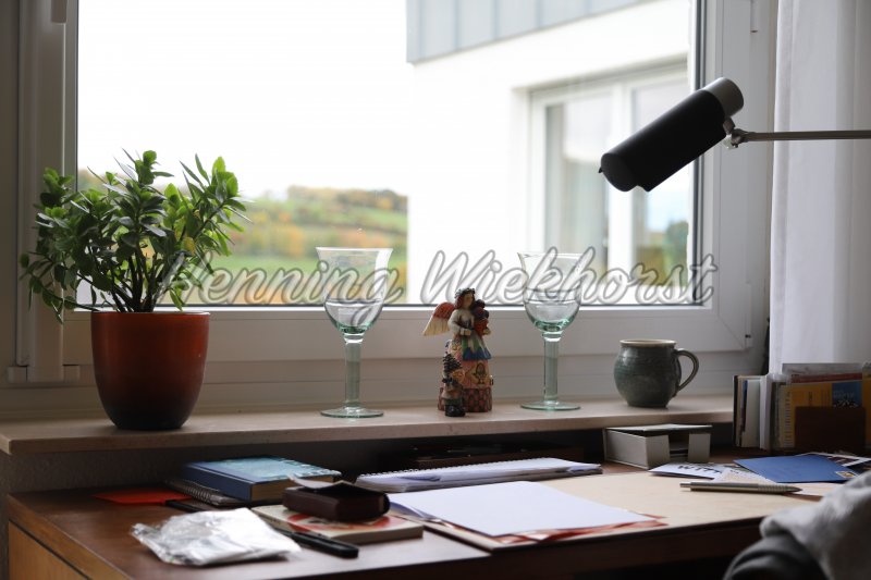 Schreibtisch am Fenster - Henning Wiekhorst