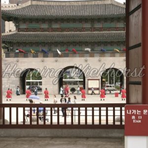 Seoul: Blick durch Palast-Tore - Henning Wiekhorst