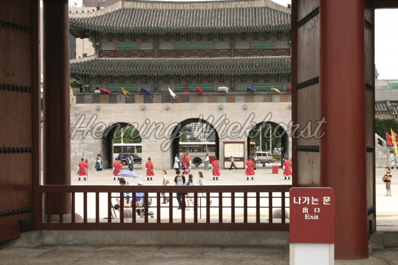 Seoul: Blick durch Palast-Tore - Henning Wiekhorst