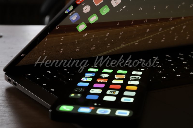 Smartphone auf Laptop-Tastatur - Henning Wiekhorst