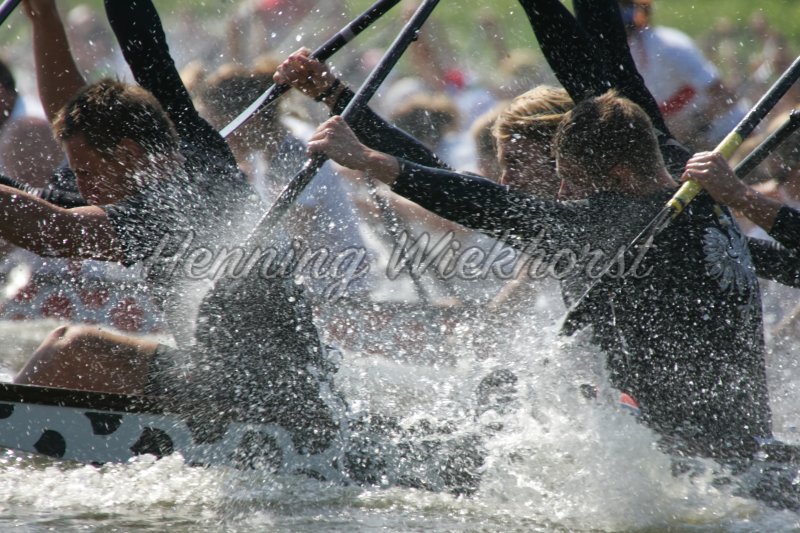 Splash in a dragon boat race - Henning Wiekhorst