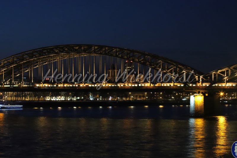 Stahl-Bogen-Brücke bei Nacht - Henning Wiekhorst