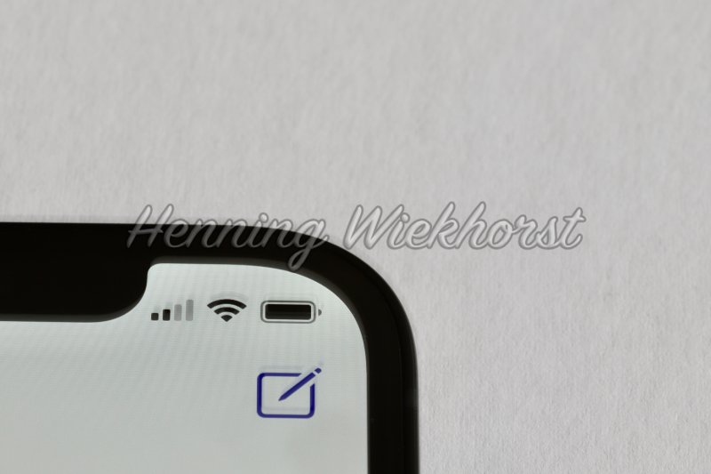 Status-bar of a smartphone on white background - Henning Wiekhorst