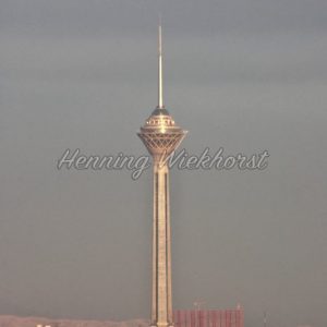 Teheran (2) – Fernsehturm in der Sonne - Henning Wiekhorst