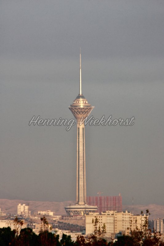 Teheran (2) – Fernsehturm in der Sonne - Henning Wiekhorst