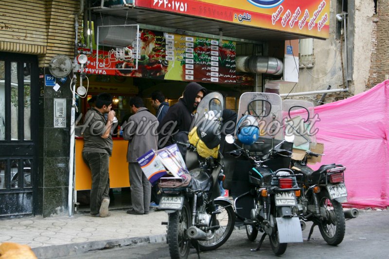 Teheran (52) – Stadtleben am Kiosk - Henning Wiekhorst
