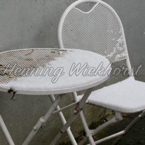 Tisch und Stuhl und Schnee - Henning Wiekhorst