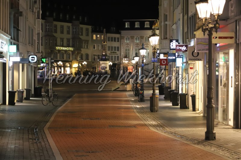Verlassene Sternstrasse des Nachts in Bonn - Henning Wiekhorst