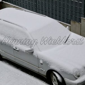 Verschneites Auto - Henning Wiekhorst