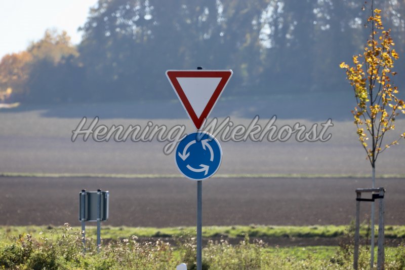 Vorfahrt gewähren vor Kreisverkehr - Henning Wiekhorst