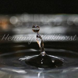 Wassertropfen im Dunkeln - Henning Wiekhorst