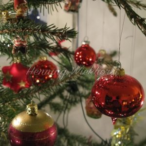 Weihnachtskugeln am Baum - Henning Wiekhorst