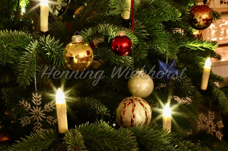 Weihnachtsschmuck am Baum (2) - Henning Wiekhorst
