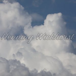 Weiße Quell-Wolken vor blauem Himmel - Henning Wiekhorst