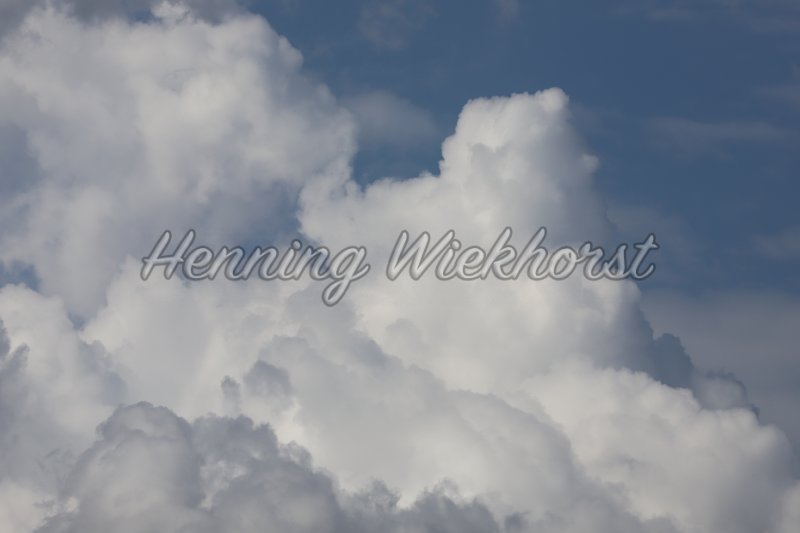 Weiße Quell-Wolken vor blauem Himmel - Henning Wiekhorst