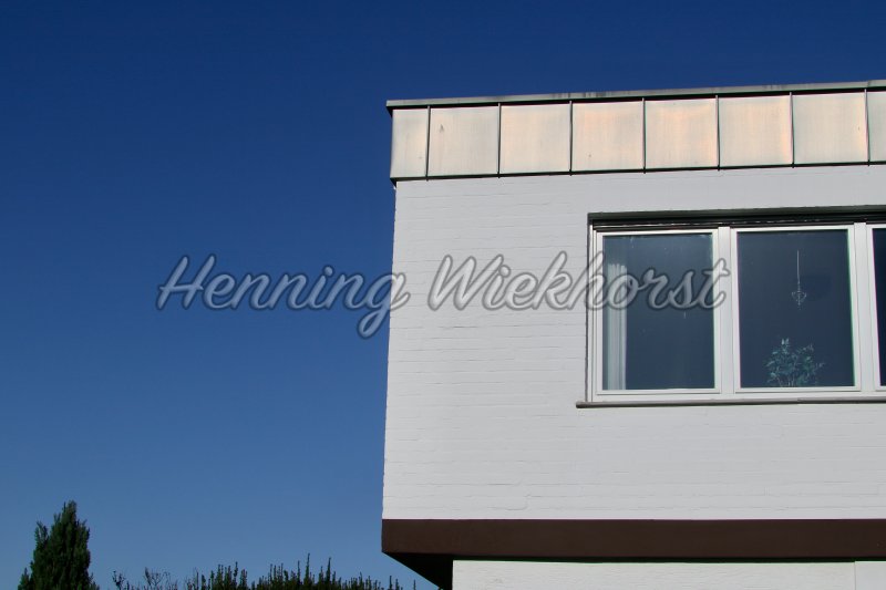 Weißes Haus und blauer Himmel - Henning Wiekhorst