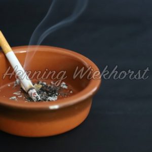 Zigarette in Aschenbecher - Henning Wiekhorst
