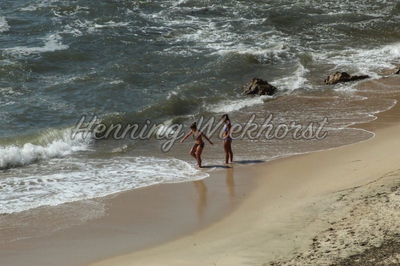 Zwei Mädchen am Strand - Henning Wiekhorst
