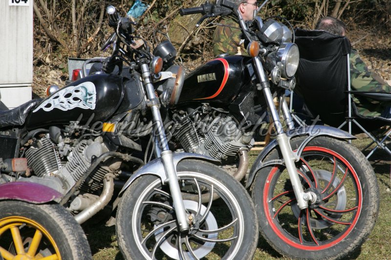 Zwei geparkte Yamaha XV - Henning Wiekhorst