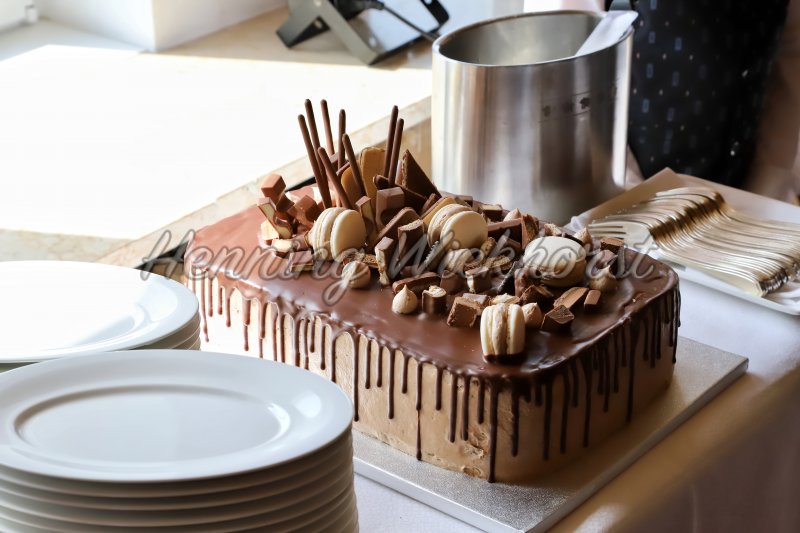 chocolate cake and plates - Henning Wiekhorst